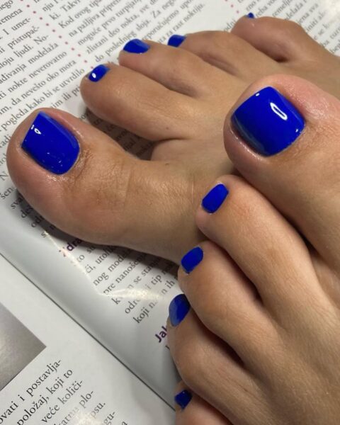 Borówkowy pedicure – dlaczego to idealny kolor na koniec lipca? Zobacz stylizacje