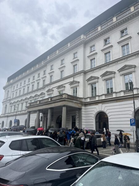 Wiemy, gdzie śpi Guns N' Roses w Warszawie