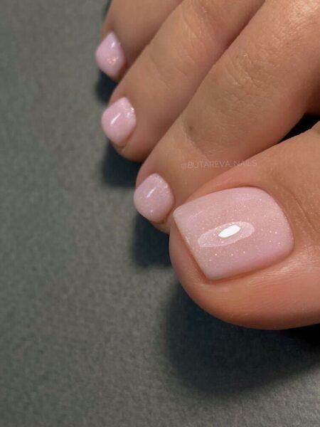 Piękny pedicure w kwadracik na zadbanej stopie.