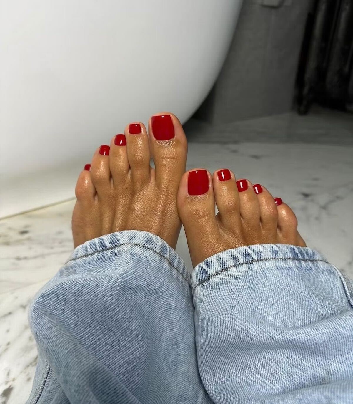 Pedicure na lato 2025: Jaki rodzaj zabiegu wybrać, by stopy wyglądały jak z Instagrama?