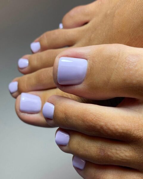 Lawendowy pedicure. Ten kolor ma więcej zalet niż klasyczny róż. Zobacz stylizacje