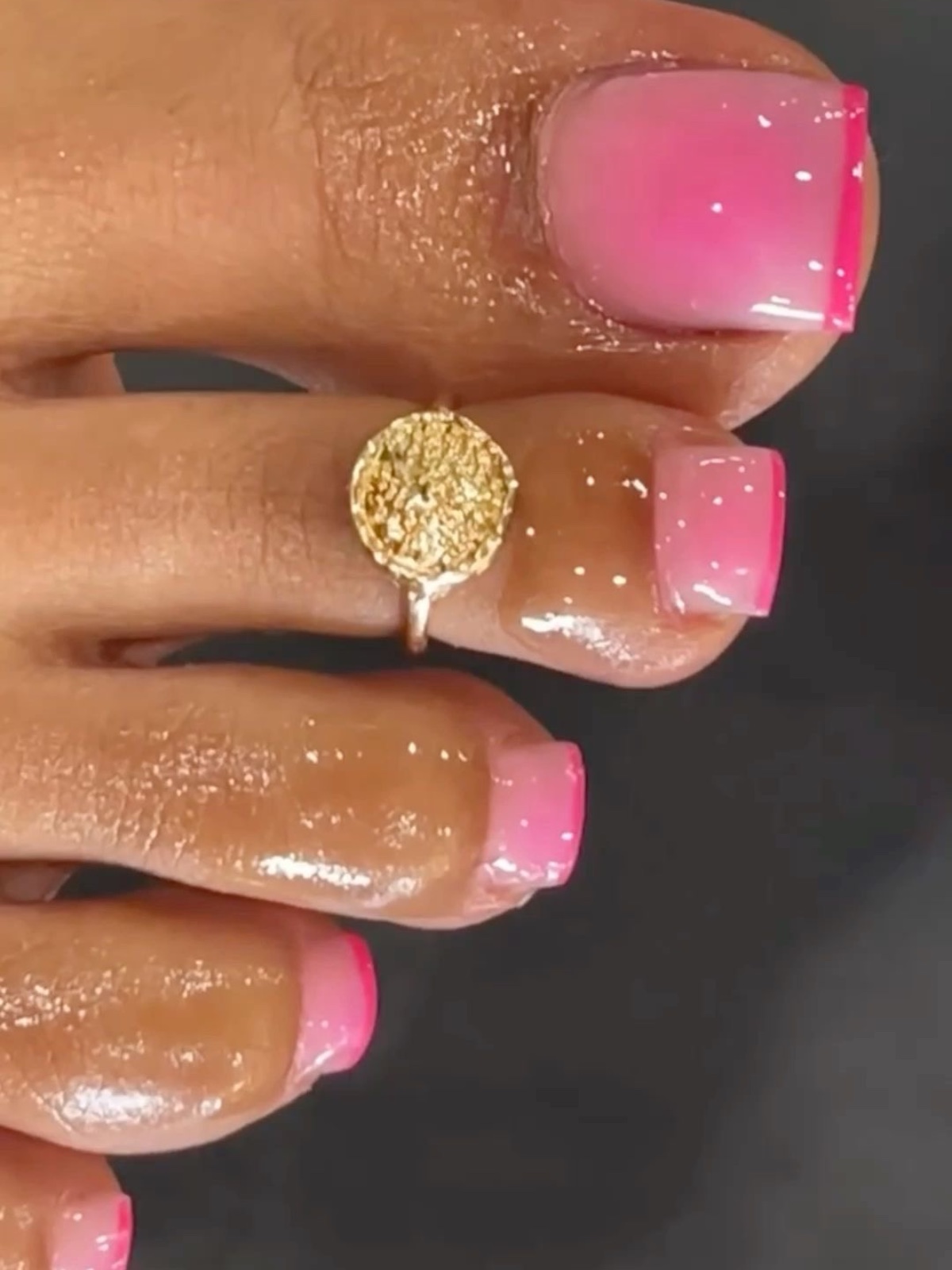Pedicure z aurą – na czym polega fenomen it-girls na lato 2025