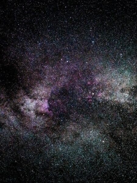 Horoskop Tygodniowy 21–27 Lipca 2025: Piękne różowo-zielone zdjęcie galaktyki z pełnym spektrum gwiazd i planet.