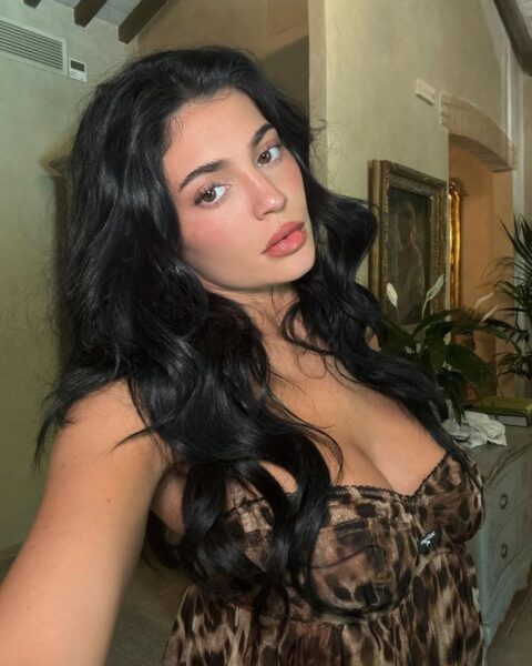 Zdjęcie selfie, które zrobiła sobie Kylie Jenner. Ma długie, rozpuszczone na ramiona włosy. Ubrana jest w top w panterkę. Pozuje w hotelu.