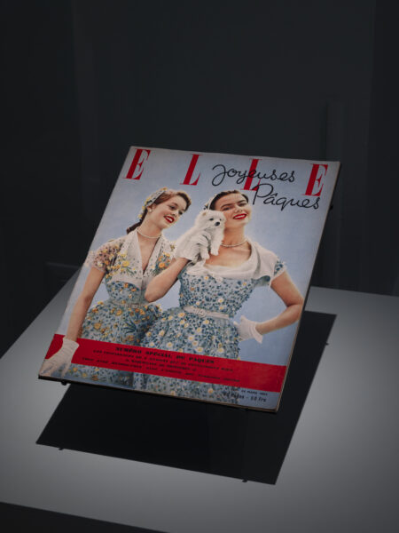 Zbliżenie na archiwalną okładkę francuskiego magazynu „ELLE” z 24 marca 1952 roku. Dwie uśmiechnięte kobiety pozują w sukienkach w kwiatowy wzór, z białymi rękawiczkami i perłami – obraz idealnego, wiosennego stylu retro, promującego modę w duchu Diora.