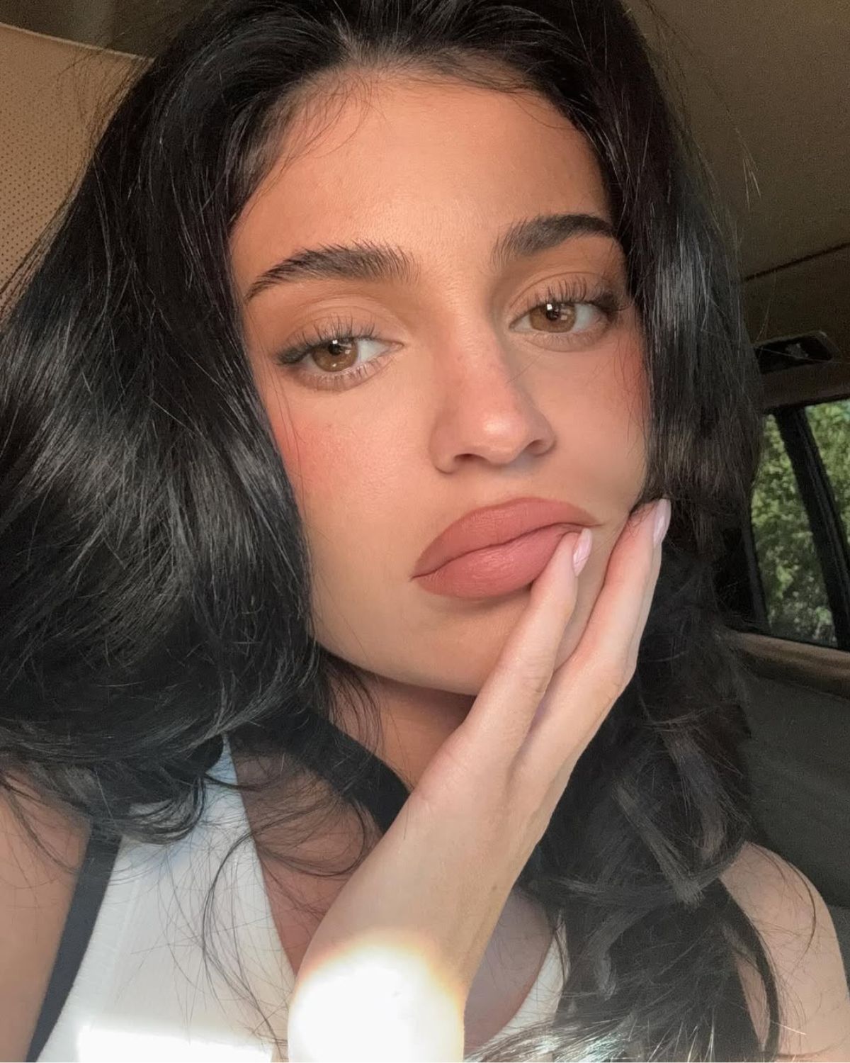 Usta Kylie Jenner. Jak je malować? Sposób na usta XXL bez ostrzykiwania
