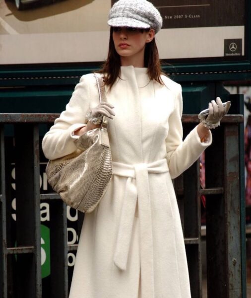 Kobieta ubrana w total look w bieli