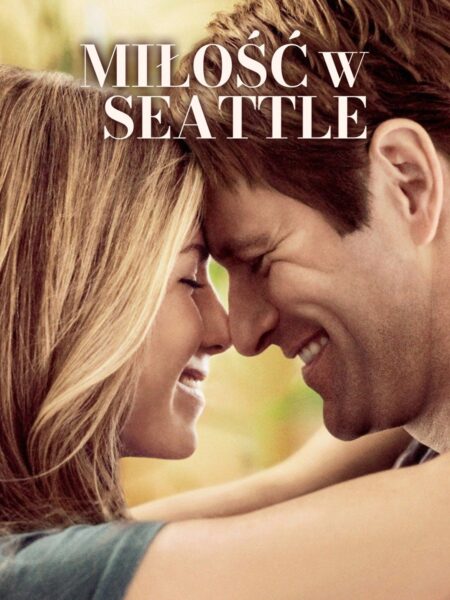 Kadr promujący film „Miłość w Seattle” przedstawiający Jennifer Aniston i Aarona Eckharta w czułym, radosnym geście – ich czoła stykają się, oboje uśmiechnięci, z zamkniętymi oczami, emanują spokojem i delikatnością. Kadrowanie podkreśla intymność chwili. Zdjęcie ilustruje emocjonalną głębię filmu i jego tematykę radzenia sobie ze stratą i powolnego powrotu do życia.