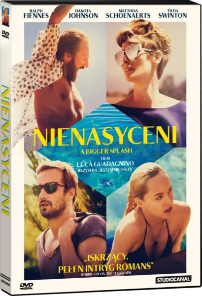 Okładka DVD filmu ‘Nienasyceni’ w reżyserii Luki Guadagnino; podzielona na cztery kadry z głównymi bohaterami granymi przez Ralpha Fiennesa, Tildę Swinton, Matthiasa Schoenaertsa i Dakotę Johnson. Na środku widnieje tytuł filmu na tle wody, z napisem: ‘Iskrzący, pełen intryg romans’. Logo StudioCanal i informacja o wersji DVD.