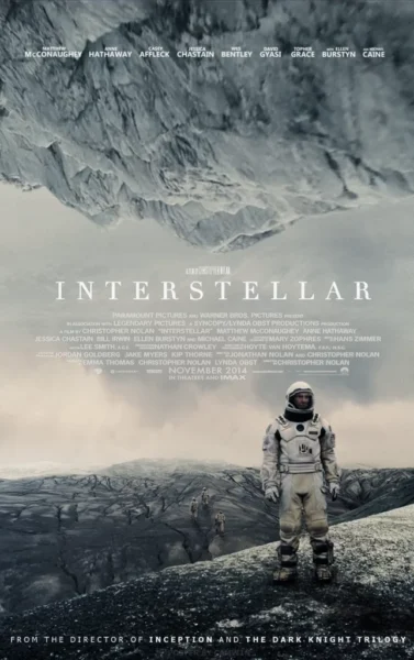 Plakat filmu „Interstellar” Christophera Nolana przedstawiający astronautę w białym skafandrze stojącego na obcej planecie o surowym, skalistym krajobrazie. W tle trzech innych astronautów zmierza w głąb nieznanego terenu, a nad nimi odwrócona góra lodowa – symbol złudzenia i przełamania praw fizyki. Plakat utrzymany w chłodnej kolorystyce, z białym tytułem i informacjami o obsadzie. Sugeruje epicki rozmach i filozoficzne przesłanie filmu.