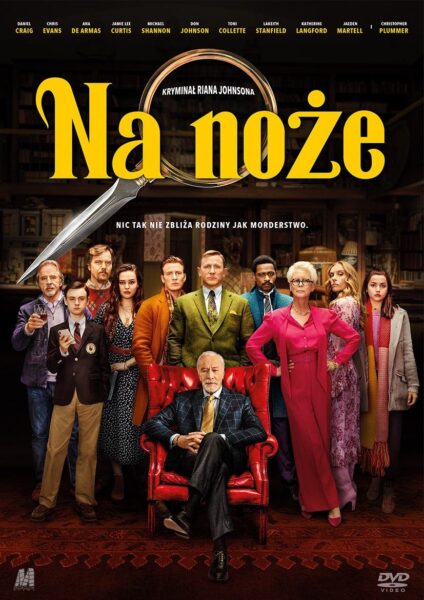 Plakat filmu „Na noże”: na ciemnym tle duży, żółty tytuł, częściowo przecięty nożem wychodzącym spod lupy; poniżej hasło „Nic tak nie zbliża rodziny jak morderstwo.”. Centralnie grupowy portret: starszy mężczyzna siedzi w czerwonym, skórzanym fotelu, a za nim w dwóch rzędach stoi dziesięć osób w eleganckich, barwnych strojach. Całość otacza wnętrze biblioteki z regałami pełnymi książek, nadając scenie teatralny, kryminalny klimat.