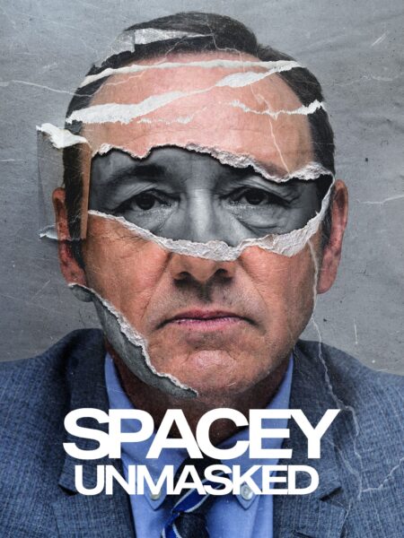 Plakat dokumentu „Spacey Unmasked” przedstawiający portret mężczyzny w garniturze z twarzą przypominającą aktora Kevina Spacey’ego. Obraz wygląda na rozdarty – spod kolorowego zdjęcia wyłania się czarno-biały fragment tej samej twarzy, sugerując motyw demaskowania. Tło szare, surowe, z pęknięciami i fakturą betonu. Na dole duży biały napis: „SPACEY UNMASKED”.