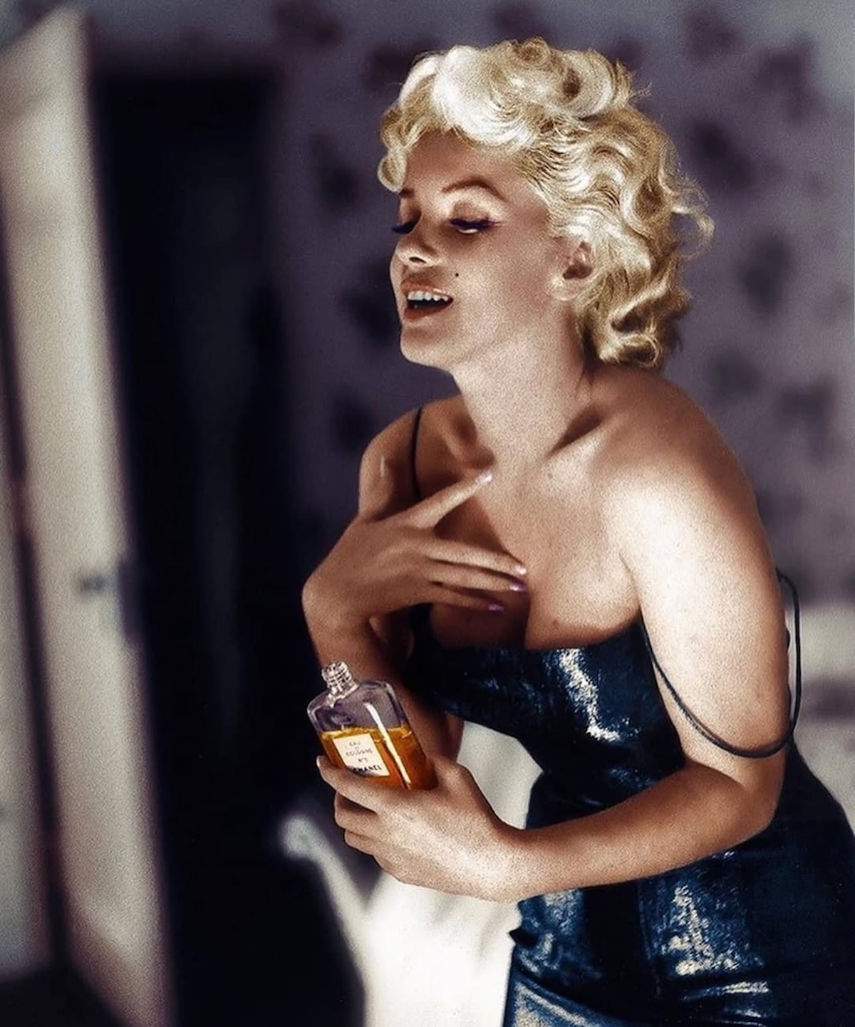 Trik Marilyn Monroe na trwałość perfum to viral na Tik Toku. Oto co dokładnie robiła gwiazda