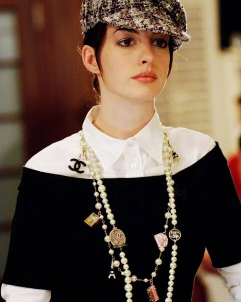 Diabeł ubiera się u Prady 2 stylistka: Anne Hathaway w stylizacji od Chanel z charakterystycznym kaszkietem