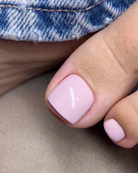 Różowy pedicure na lato 2025: Trendujące propozycje, które zawsze wyglądają pięknie i stylowo