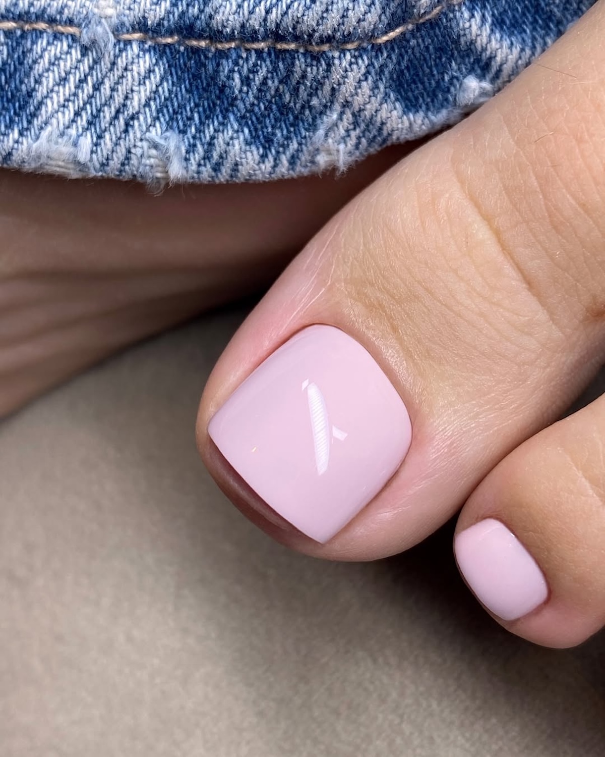 Różowy pedicure na lato 2025: Trendujące propozycje, które zawsze wyglądają pięknie i stylowo
