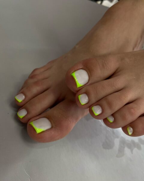 Neonowy pedicure w stylu french.