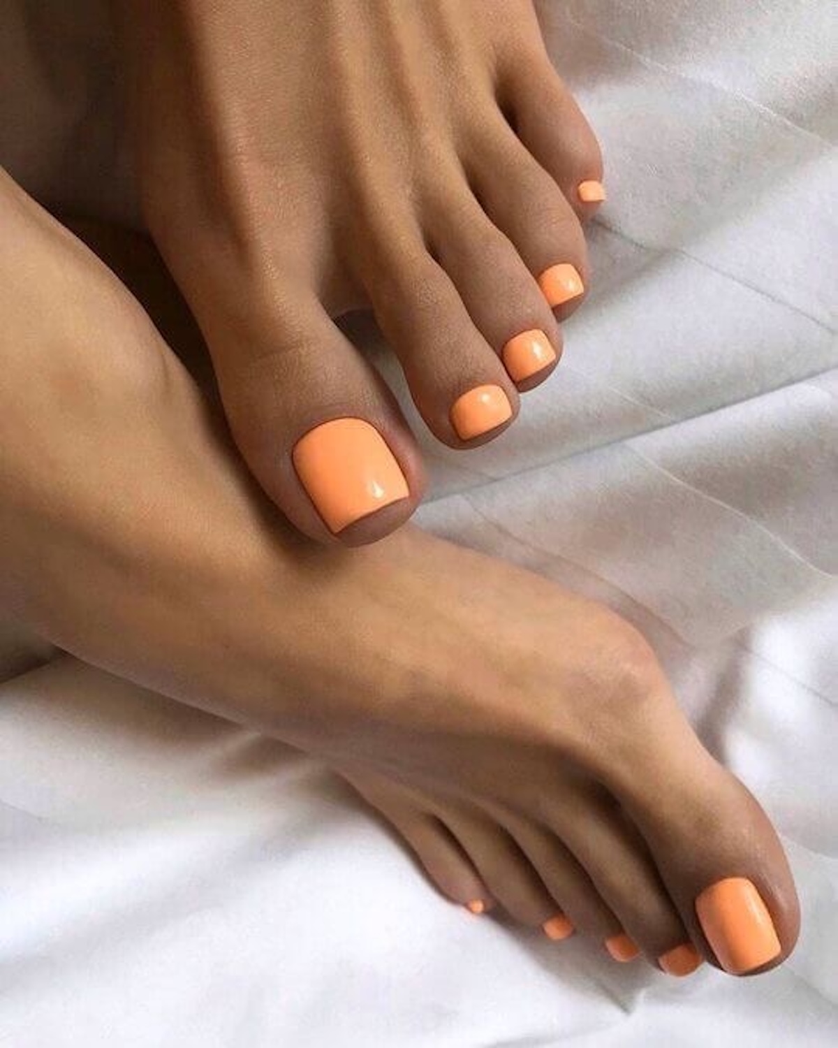 Pedicure na sierpień 2025. Top trendy od it-girls z Instagrama