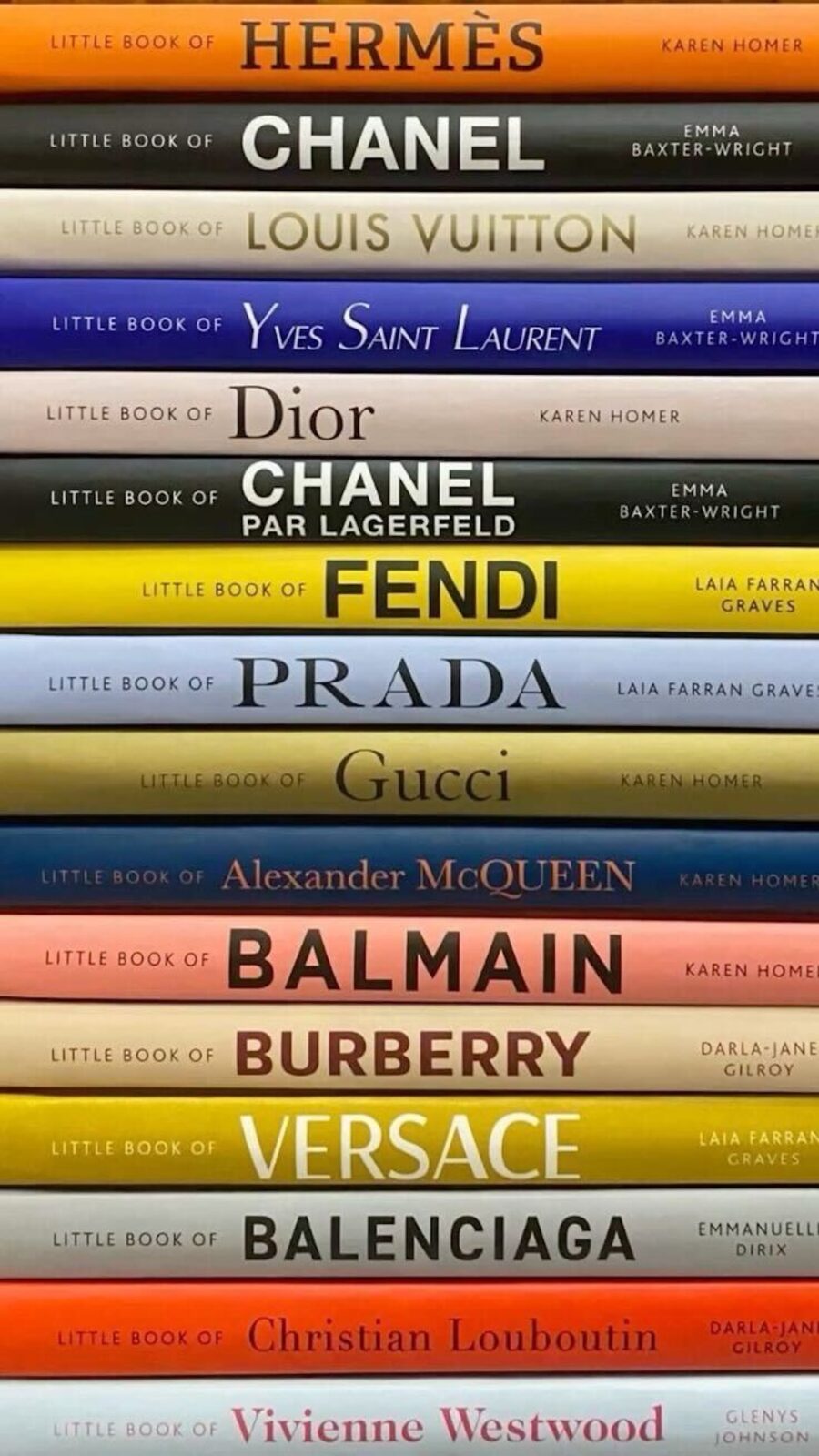 Fendi. Historia kultowego domu mody: Stos kolorowych książek z serii Little Book of Fashion, prezentujących historię najbardziej ikonicznych domów mody: Hermès, Chanel, Louis Vuitton, Yves Saint Laurent, Dior, Fendi, Prada, Gucci, Alexander McQueen, Balmain, Burberry, Versace, Balenciaga, Christian Louboutin oraz Vivienne Westwood. Widoczna różnorodność barwnych grzbietów symbolizuje indywidualny charakter każdej marki.