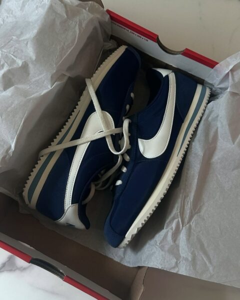 Zdjęcie sneakersów marki Nike o modelu Cortez w kolorze granatowym.