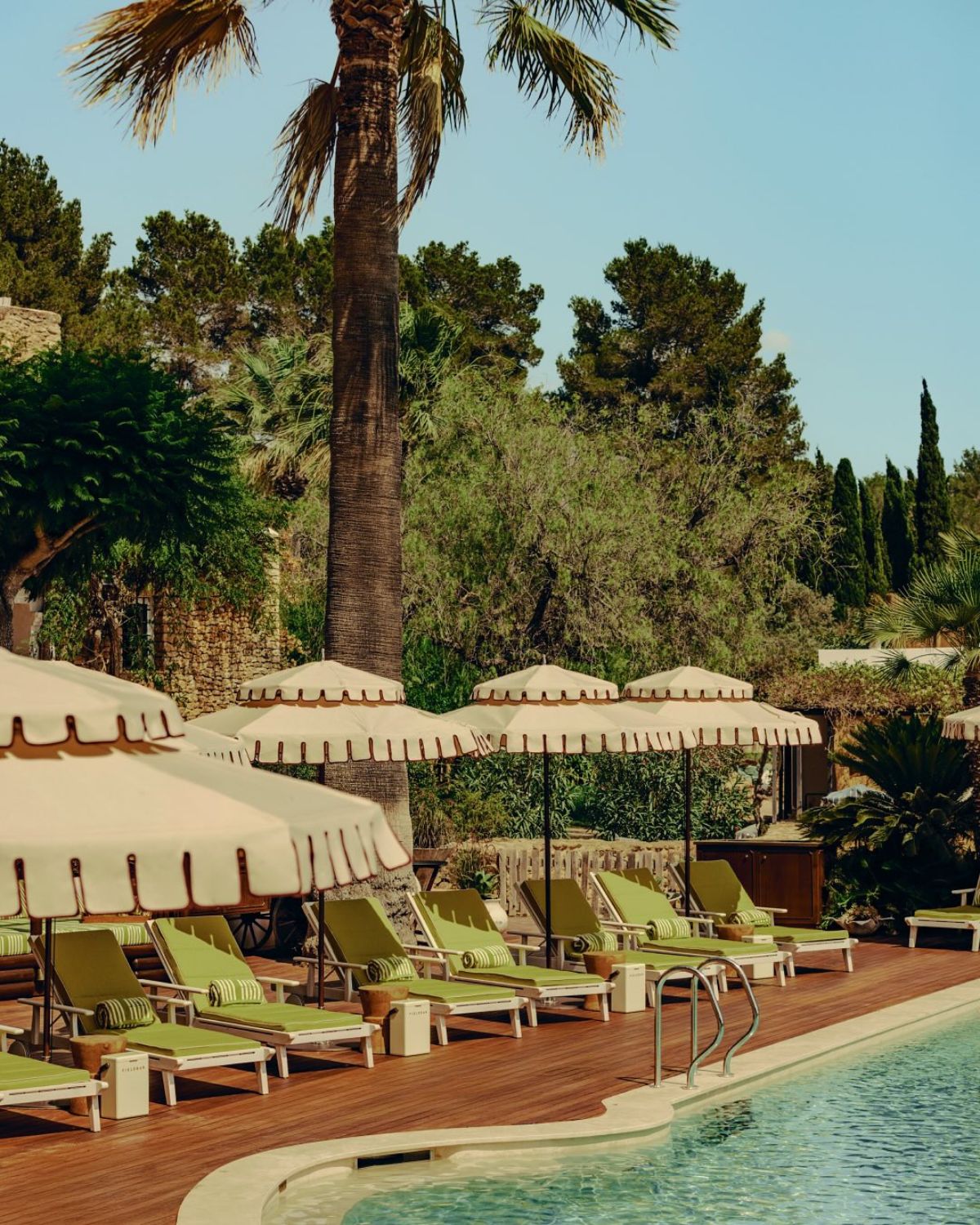 Najbardziej imprezowa wyspa Europy 2025. Dlaczego to Ibiza wciąż wygrywa z Mykonos?