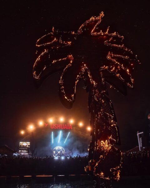 Zdjęcie klubu Ushuaïa. Widać scenę DJ-jów oraz instalację w kształcie palmy z lampami LED świecącymi w ciemności.