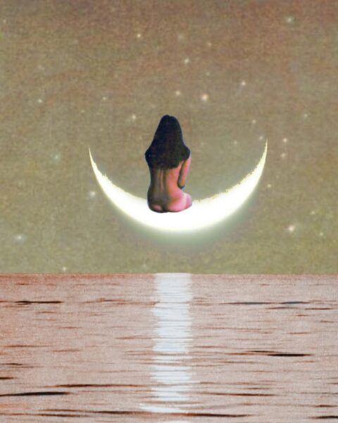 Ilustracja w ezoterycznym stylu symbolizująca nów Księżyca sierpień 2025. Widać na niej kobietę, nagą, siedzącą na sierpie Księżyca w trakcie nowiu. Unosi się nad powierzchnią wody. 