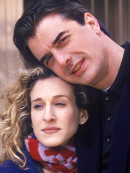 Carrie Bradshaw zakończenie: Bohaterka pozująca w przytulonej pozycji z Mr.Bigiem