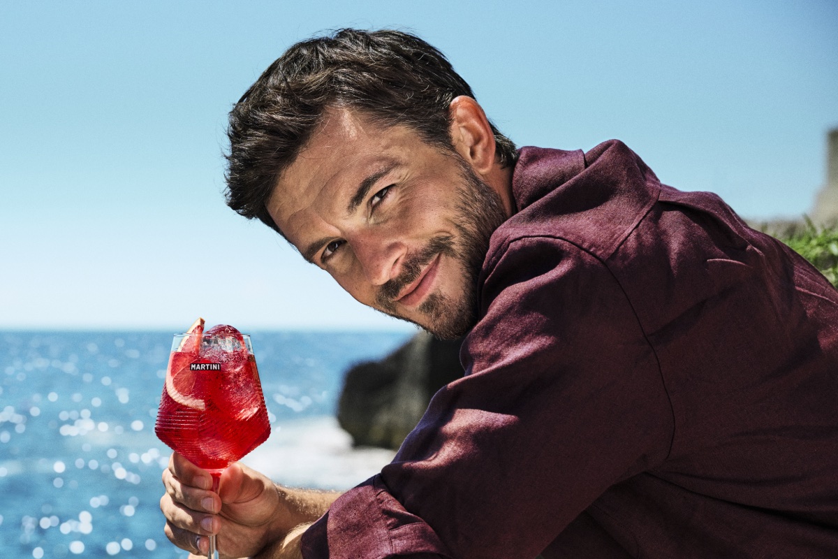 Lato w rytmie Martini: Jonathan Bailey ambasadorem kultowej marki