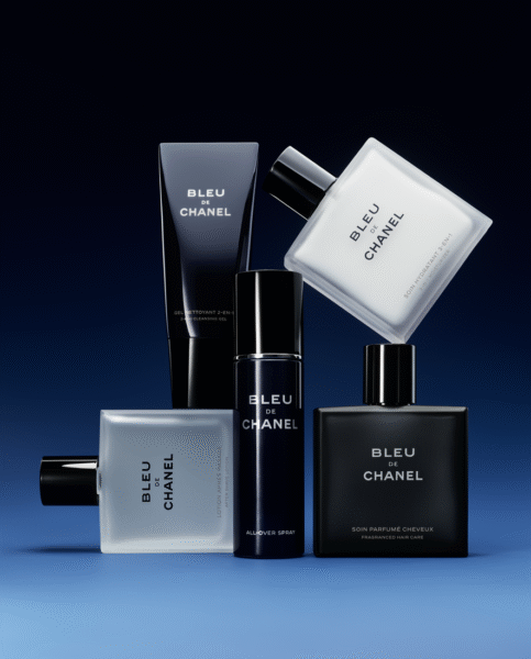 Linia produktów Bleu de Chanel zaprezentowana razem na granatowym tle. Na zdjęciu widoczne są flakony i kosmetyki uzupełniające: żel oczyszczający, spray do ciała, balsam po goleniu, pielęgnacja do włosów oraz klasyczny flakon perfum. Kompozycja ukazuje pełną ofertę rytuału pielęgnacyjnego Chanel dla mężczyzn.