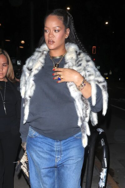 Santa Monica, Kalifornia Rihanna eksponuje swój ciążowy brzuszek podczas późnej kolacji w restauracji Giorgio Baldi w Santa Monica.