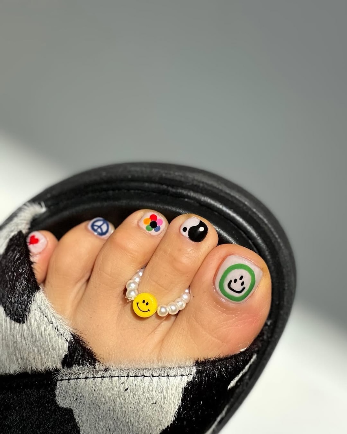 Pedicure wzory 2025: Modne paznokcie - każdy w innym, radosnym wydaniu.