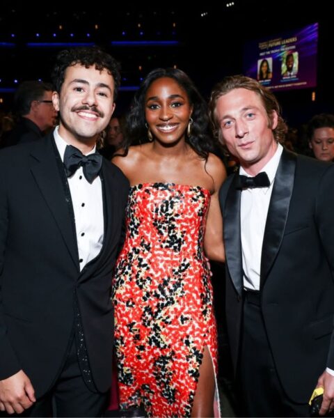 Zdjęcie z gali Emmy Awards z obsadą serialu The Bear. Czekają na Emmy 2025 gift bagi.