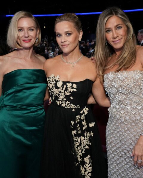 Zdjęcie z gali Emmy Awards Naomi Watts, Resee Witherspoon i Jennifer Aniston. Pozują na gali w sukniach wieczorowych.