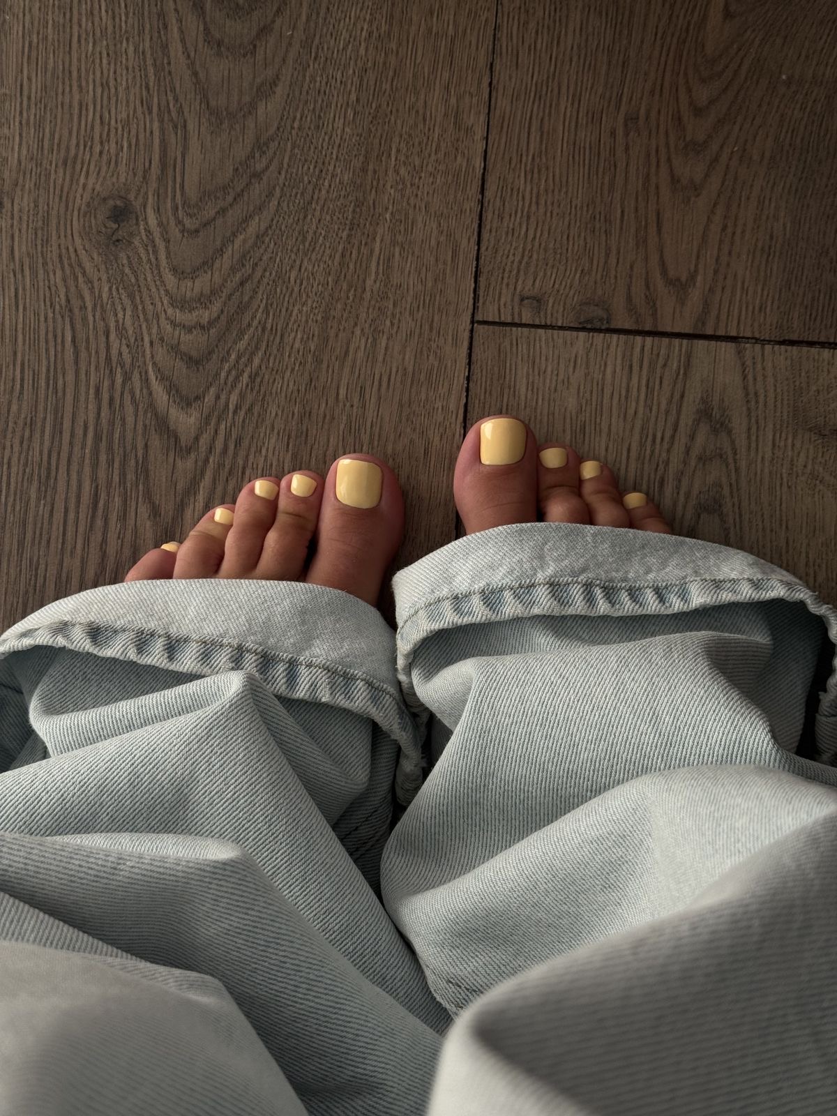 Najmodniejsze kolory pedicure tej jesieni – od pistacji po szampańskie złoto