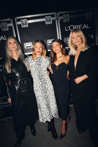 Cztery modelki i ambasadorki L’Oréal Paris w eleganckich stylizacjach pozują razem backstage podczas „Pokazu Wartości” – od skórzanego płaszcza po suknię wieczorową.
