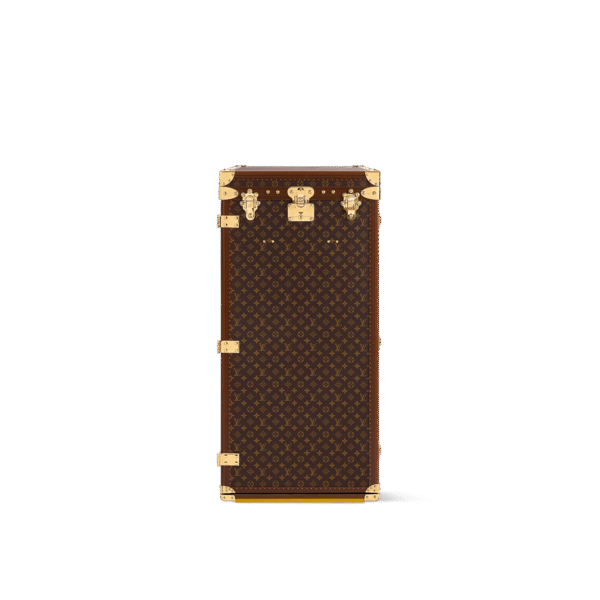 Kufer Louis Vuitton – widok zewnętrzny – klasyczny kufer podróżny Louis Vuitton w ikonicznym wzorze monogramu, wykończony złotymi okuciami i zamkiem; elegancka forma nawiązuje do historycznych modeli marki, łącząc tradycję rzemiosła z ponadczasowym luksusem.