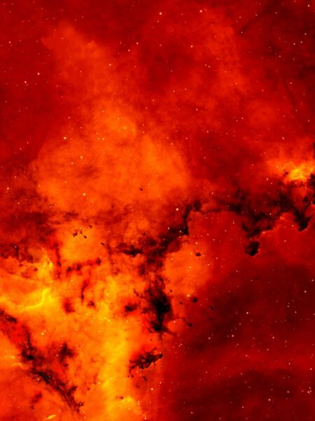 Horoskop na jesień 2025: Piękny wszechświat z gwiazdami i dymem w tle o brunatnoczerwonej barwie.