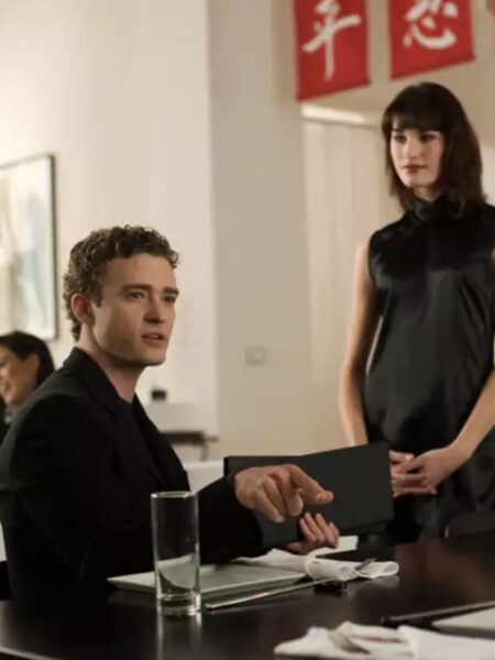 Justin Timberlake jako Sean Parker w „The Social Network” (2010) – aktor ubrany w minimalistyczny, czarny garnitur sygnowany przez Giorgio Armaniego, siedzi w restauracji, gestykulując podczas rozmowy. Jego styl wyróżnia się na tle bardziej „nieopierzonych” informatyków, co podkreśla rolę Parkera jako charyzmatycznego wizjonera.