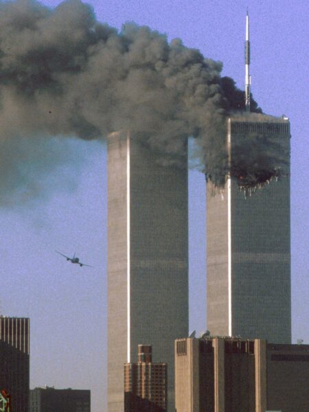 Filmy o katastrofie World Trade Center: Paląca się jedna wieża i samolot celujący w drugą.