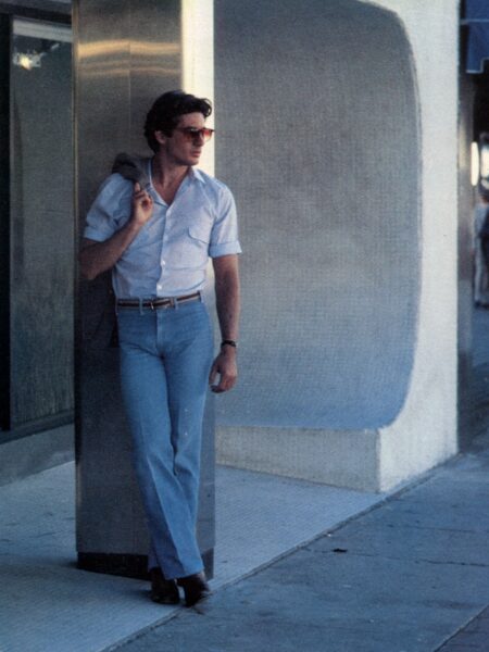 Richard Gere w „Amerykańskim żigolo” (1980) – scena uliczna, w której bohater Juliana Kaye’a uosabia styl Armaniego: jasnoniebieska koszula z podwiniętymi rękawami, dopasowane jeansy i charakterystyczna nonszalancja, która zrewolucjonizowała męską modę.