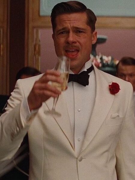 Brad Pitt w filmie „Bękarty wojny” – aktor w roli Aldo Raine’a w ikonicznej scenie finałowej, ubrany w biały smoking Giorgio Armaniego z czerwonym goździkiem w butonierce i kieliszkiem szampana w dłoni.
