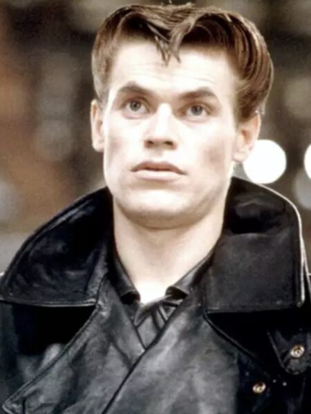 Willem Dafoe w filmie „Ulice ognia” (1984) – aktor w skórzanej stylizacji zaprojektowanej przez Armaniego, wcielający się w jednego z najbardziej wyrazistych antagonistów kina lat 80.