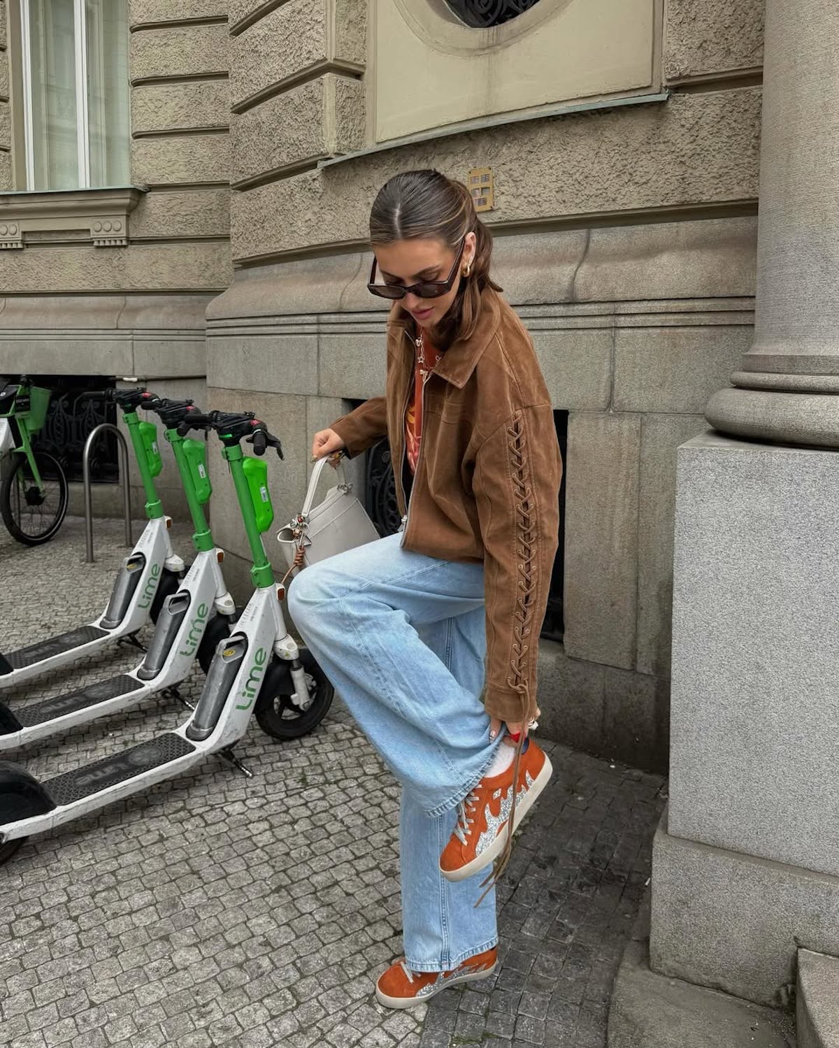 stylizacja uliczna z czerwonymi adidas sneakersami – jesienny look 2025”