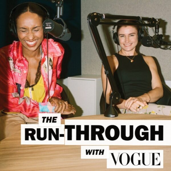 Chloe Malle i Chioma Nnadi nagrywają wspólny odcinek podcastu The Run-Through with Vogue. Obie siedzą w profesjonalnym studiu radiowym, mają na sobie słuchawki i mówią do mikrofonów. Chioma, ubrana w kolorową satynową koszulę, śmieje się z zamkniętymi oczami, podczas gdy Chloe, w czarnym topie bez rękawów, uśmiecha się w stronę obiektywu.