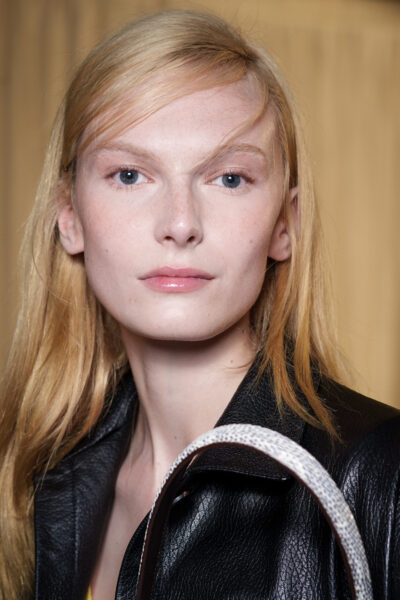 Piękna i znana modelka o blond włosach w naturalnym wydaniu. Pielęgnacja na jesień