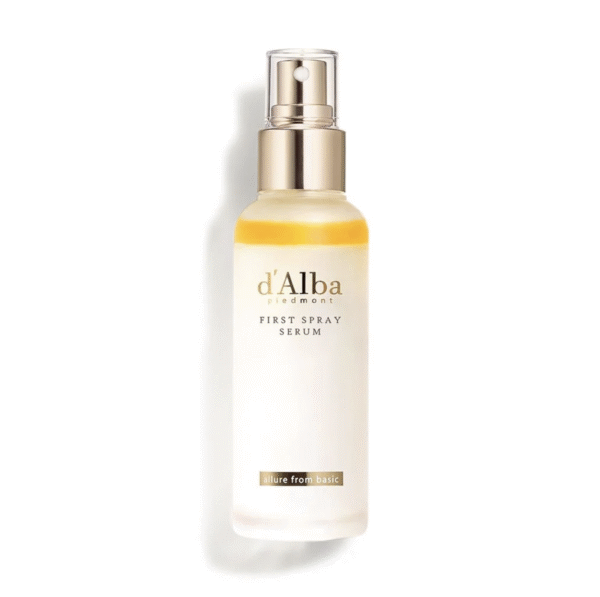 d’Alba Piedmont First Spray Serum – elegancka butelka ze sprayem w odcieniach bieli i złota, wypełniona dwufazowym serum w mgiełce, łączącym olejki i składniki nawilżające dla efektu glow.