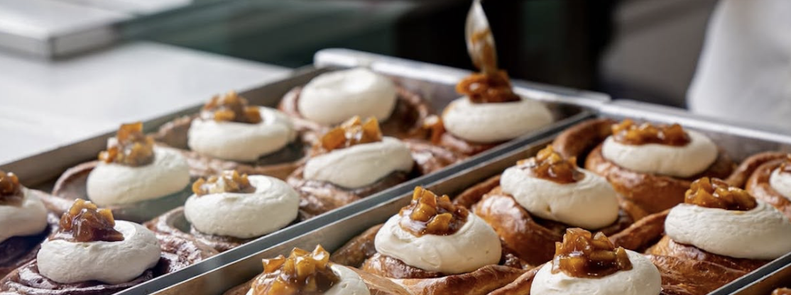 Jesień pachnie cynamonem – oto najlepsze cynamonki w Warszawie w sezonie 2025