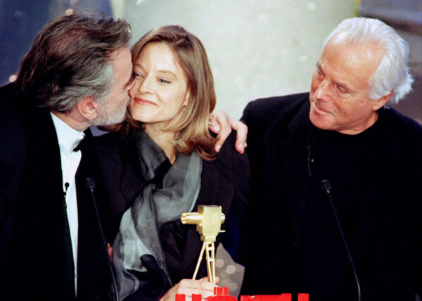 Robert De Niro, Jodie Foster i Giorgio Armani – emocjonalny moment na scenie podczas wręczenia nagród filmowych. Armani w eleganckim czarnym garniturze obok aktorów, z którymi wielokrotnie współpracował w filmach.