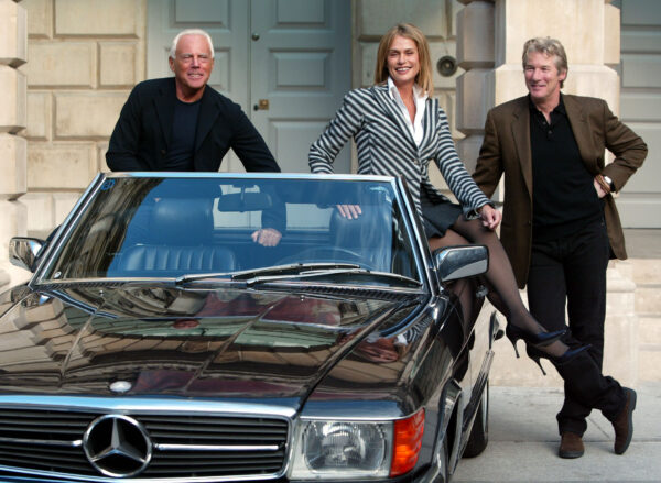 Giorgio Armani, Lauren Hutton i Richard Gere przy Mercedesie – zdjęcie promujące „Amerykańskiego żigolo”. Ikoniczna trójka, która symbolizowała narodziny nowej definicji elegancji w Hollywood.